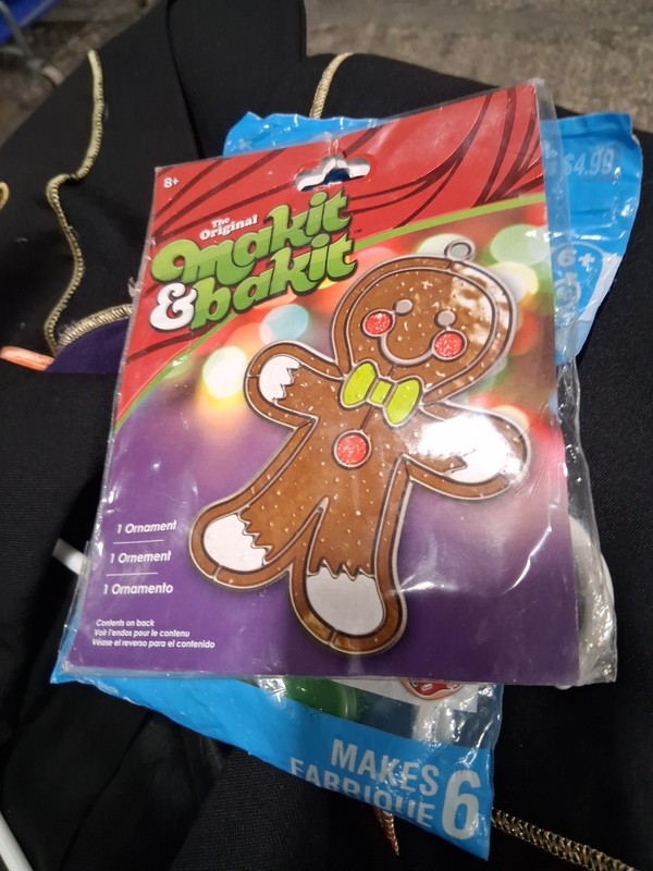 New MAKIT & BAKIT Gingerbread Boy Man Christmas SUNCATCHER Ornament Kit Vintage