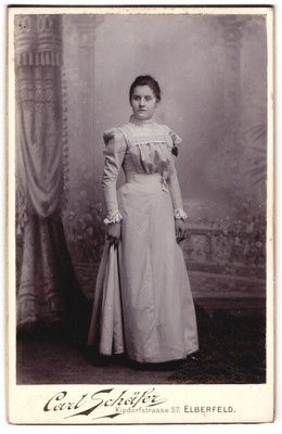 Fotografie Carl Schäfer, Elberfeld, Kipdorfstrasse 57, Junge Dame im hübschen K 