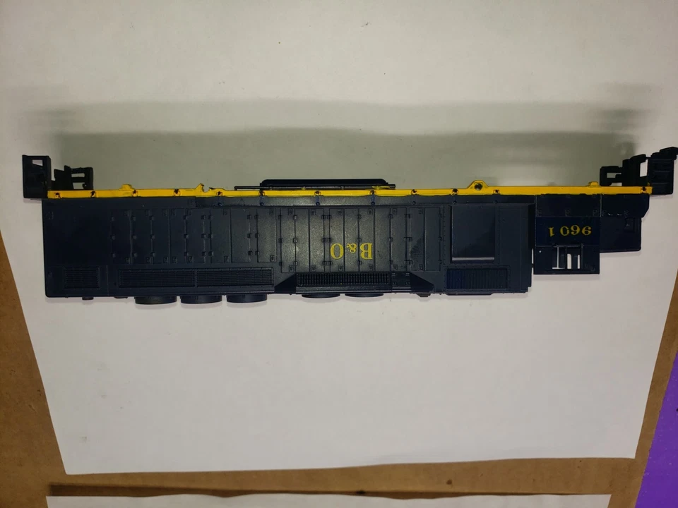 AS IS HO SCALE ATHEARN SDP40 DAMAGED MISSING PARTS CLIPS  DAMAGED Roof MISSING  - Image 4 of 4