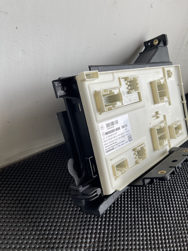 2014-2019 MERCEDES CLA250 W117 FUSE RELAY BOX BLOCK BODY CONTROL MODULE BCM OEM - Picture 4 of 8