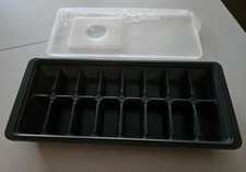 Große Eiswürfelform mit Deckel für 16 Eiswürfel