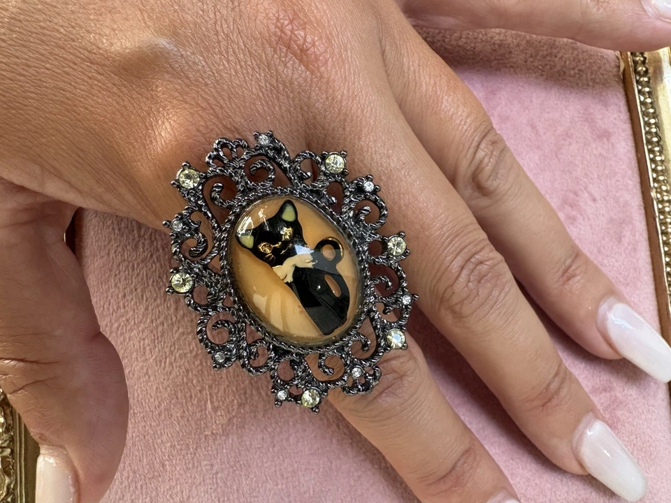 Betsey Johnson Vintage Vicki Victorian Black Cat Lucite Pewter Ornate Cameo Ring - Image 2 of 4