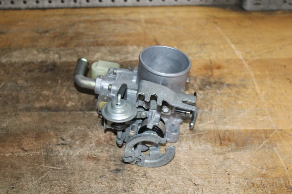 1998 Toyota 4runner 4cyl 2.7L AT Throttle Body assembly Foto 4 de 4