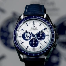 Speedy Moonwatch "Snoopy" 50th Anniversary 310.32.42.50.02.001 Omega 2025