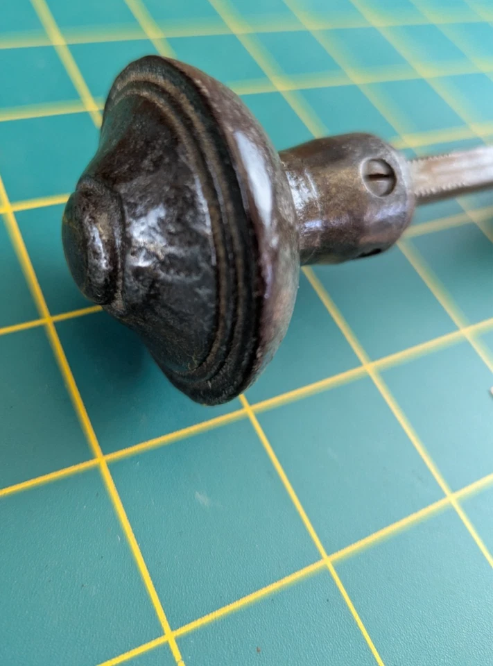 Antiguo juego de pomos de puerta de hierro bronceado martillado con husillo 2" W D Foto 2 de 4