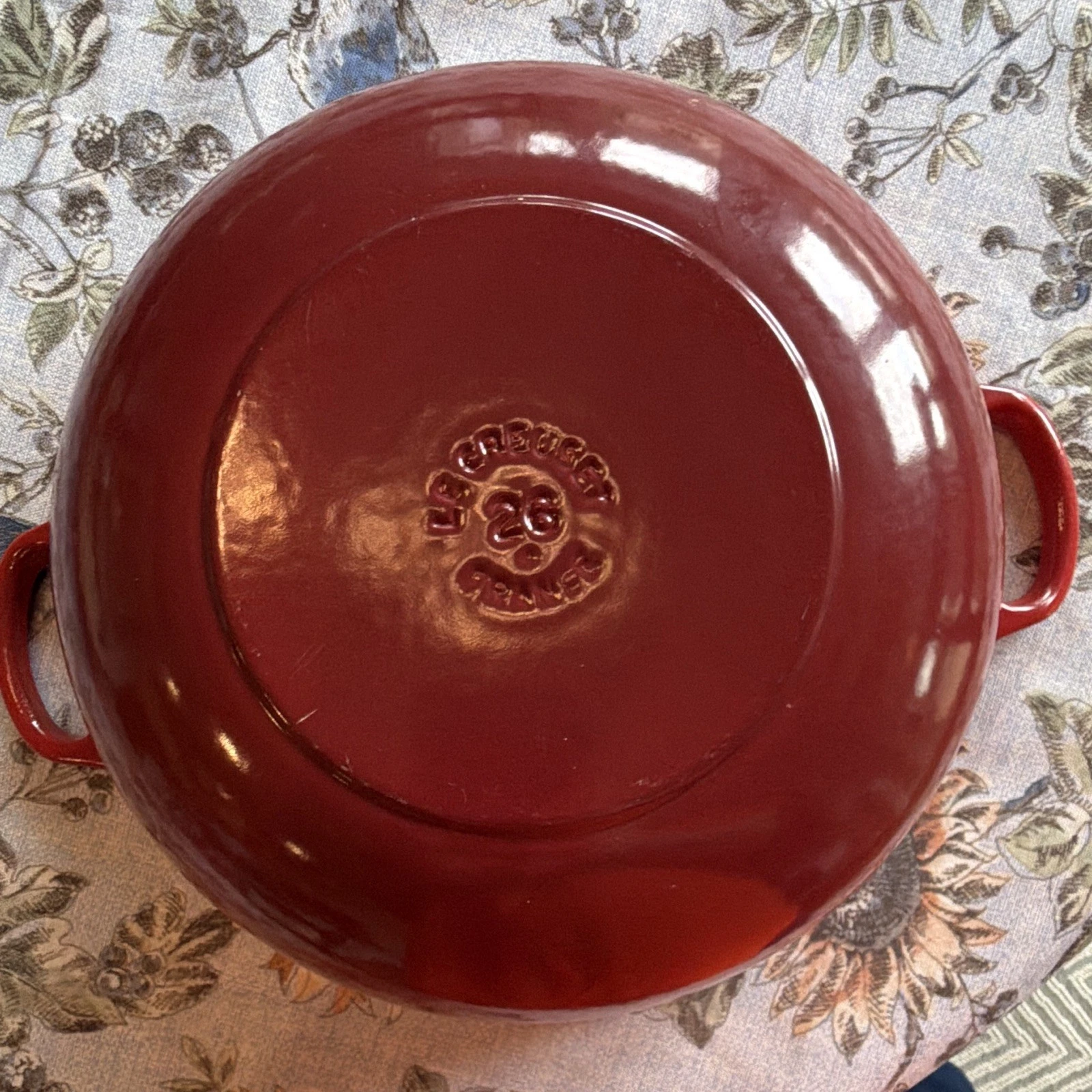 Le Creuset 26 Round Enameled Cast Iron Casserole Pan/Pot Dutch Oven Red