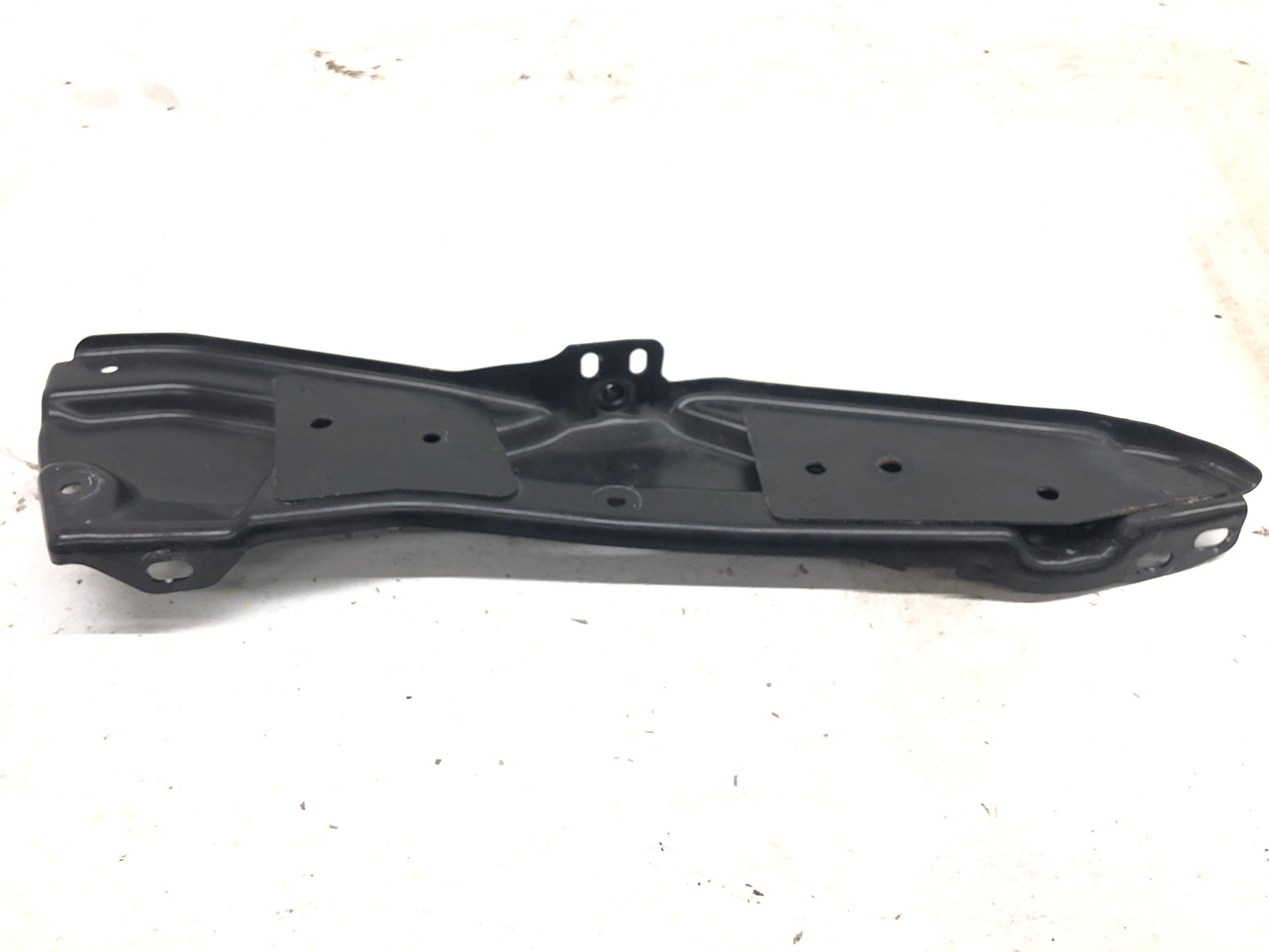 2016-2020 BENTLEY BENTAYGA LEFT INTERCOOLER CHARGE AIR COOLER BRACKET 36A805511A
