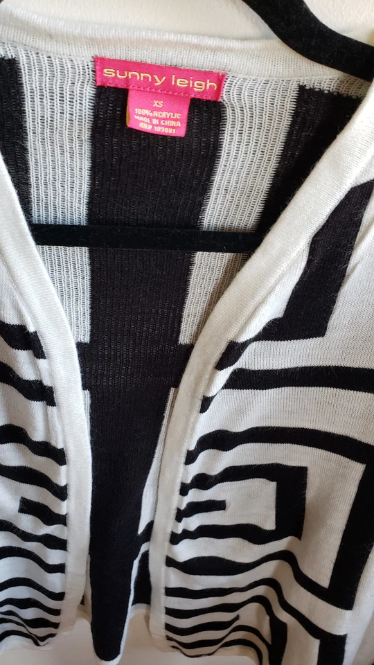 Cárdigan Suéter Sunny Leigh XS Patrón Geométrico Negro Blanco Mangas Completas Foto 4 de 4