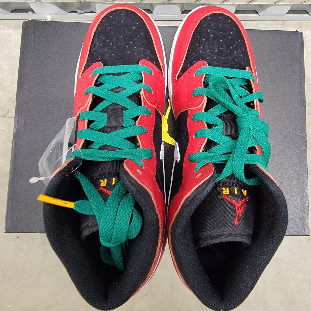 Nike Air Jordan 1 Mid SE Christmas Tree 2022 GS Size 7Y  display picture 3