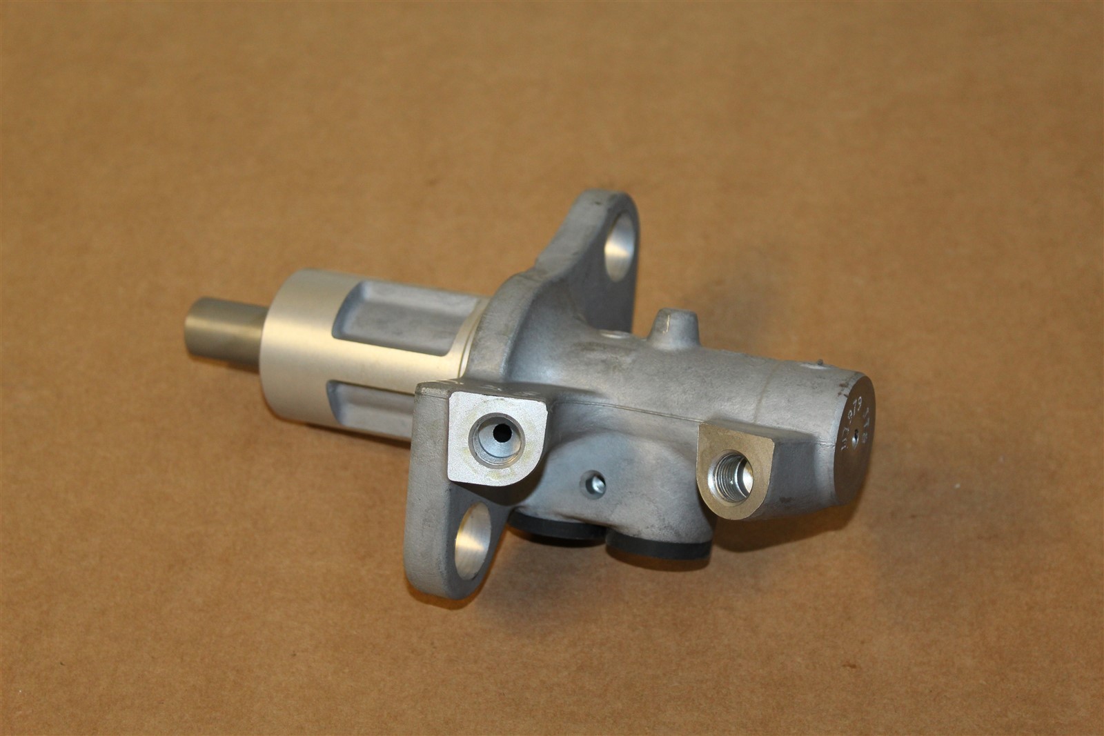 Brake master cylinder Audi A4 A6 Passat Exeo Superb 8E0611021B New