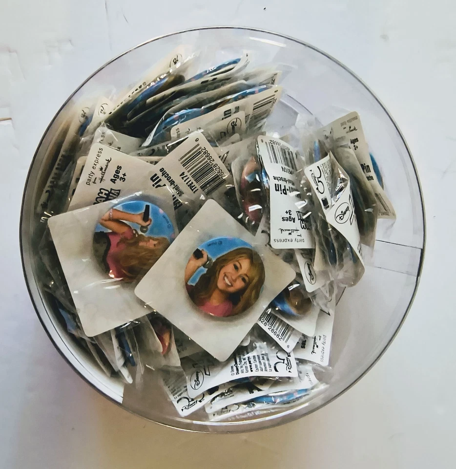 Hannah Montana Botones Favores de Fiesta Estrella del Pop Mini Prendedores 60 Nuevo de Lote Antiguo Disney Miley Cyrus Foto 3 de 4