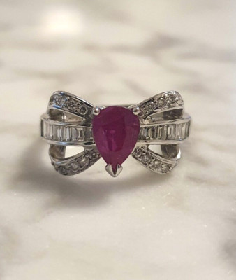 18kt 18k Weißgold Diamant und Birne Rubin Schleifenform Verlobungsring Ehering