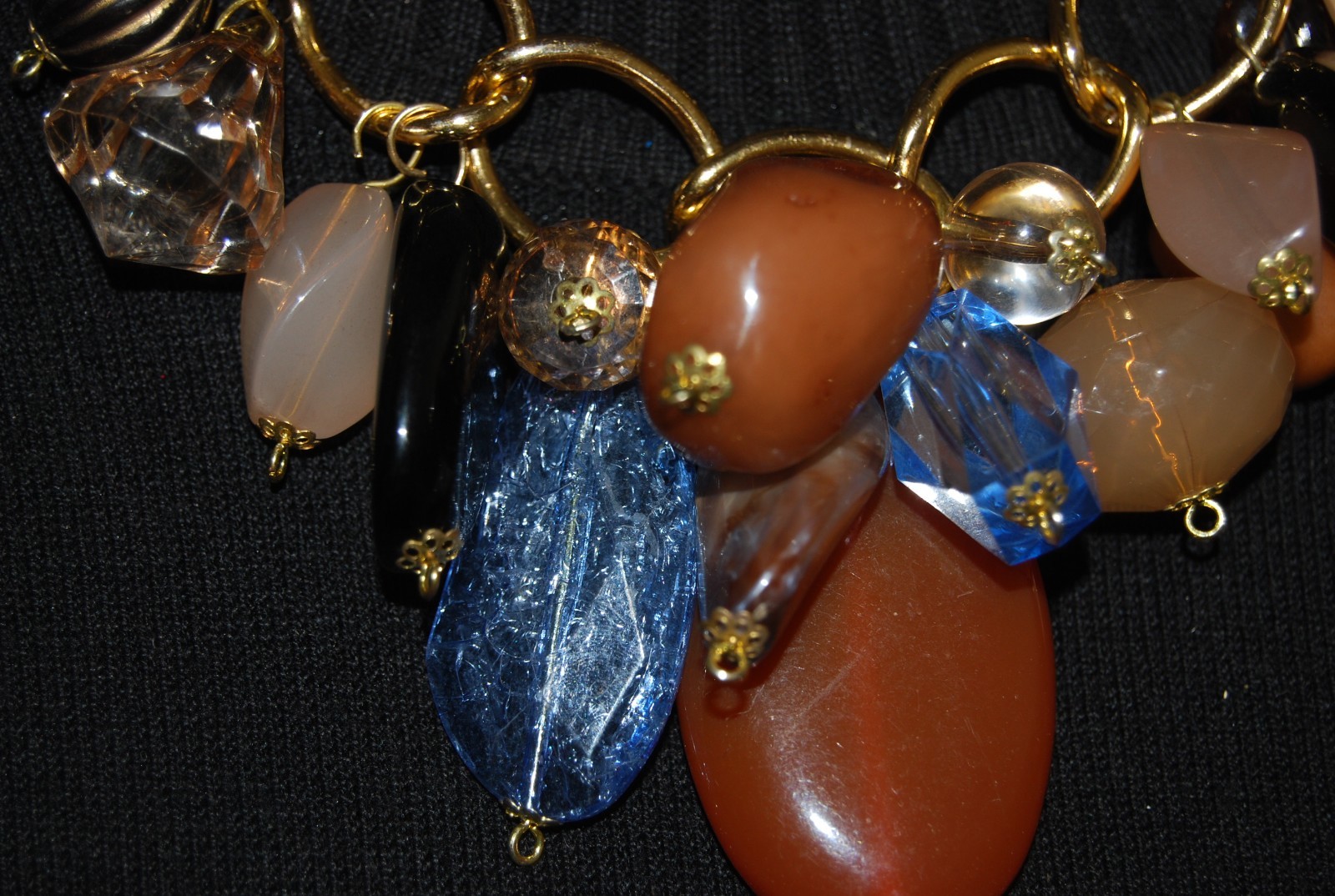 WONDERFUL GOLD TONED METAL & MULTICOLORED ACRYLIC BEAD CHARMS STATEMENT NECKLACE