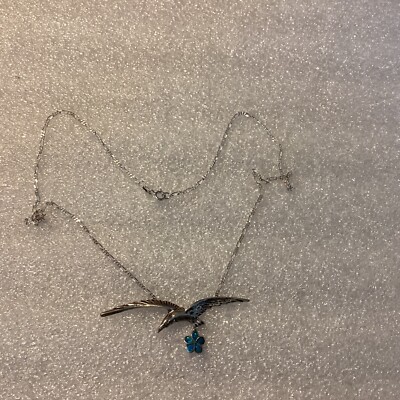 Neu ohne Etikett Sterlingsilber Vogel im Flug mit baumelndem blauem Opal Blume Halskette