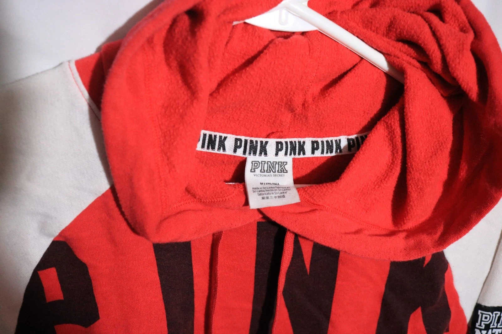 UNDERCOVER Felpa con cappuccio Victoria's Secret donna M rosa nazione scritta rossa bianca pile crop