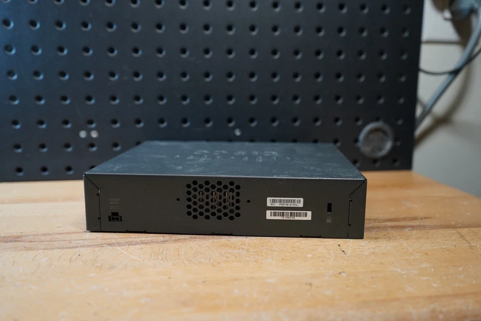 (G) Controlador inalámbrico Cisco AIR-CT2504-K9 V03 WLAN serie 2500 Foto 3 de 4