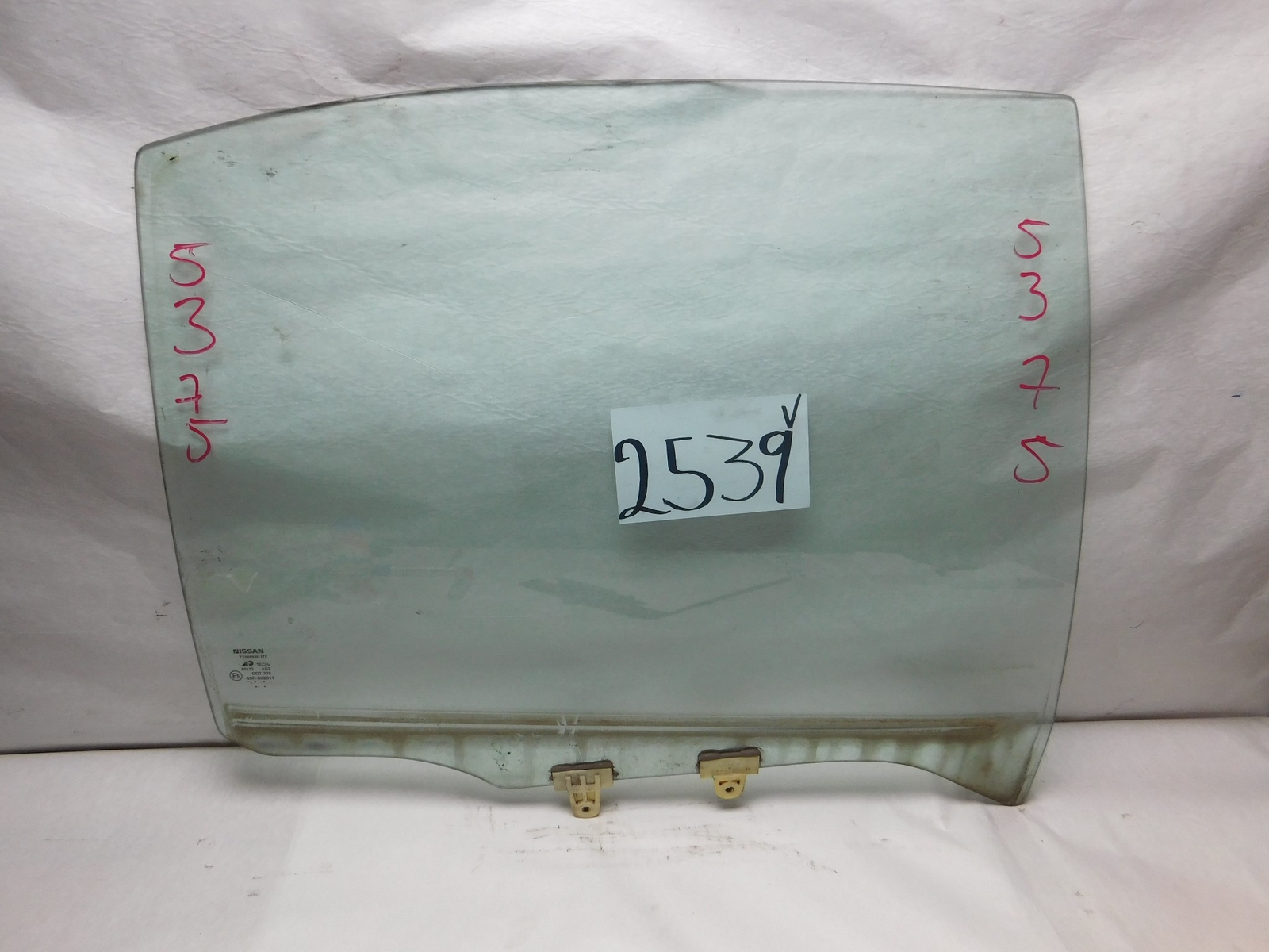 1995 - 1999 Nissan Maxima  REAR PASSENGER Side Door Glass USED 2539V
