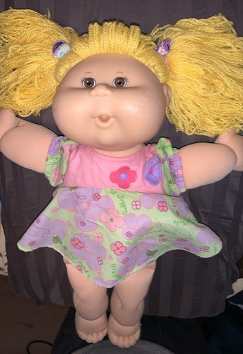 Vintage Cabbage Patch Kinder Puppe braune Augen blonde Haare Zöpfe 2004 - Bild 3 von 5