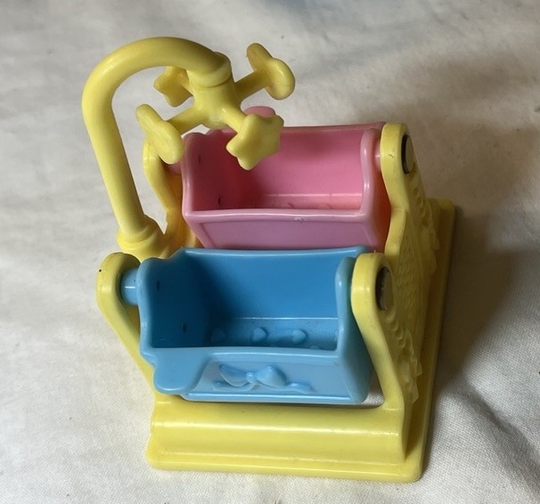 Fisher Price Sweet Streets Lot Hospital Baby  Cradle Crib Twin Bed Bassinet & Dr