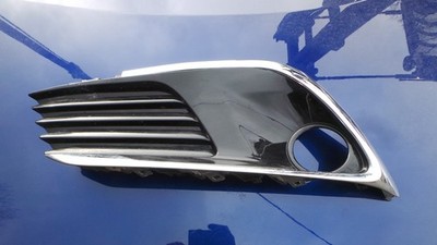 2016 TOYOTA AURIS EXCEL MK2 ESTATE PASSENGER SIDE FRONT FOG LIGHT TRIM (CRACKED)