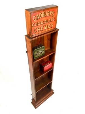 Antikes Wandregal aus gebeiztem Kiefernholz mit Cadbury's Schokoladenvitrine