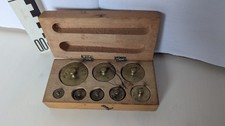 8 alte Messing Gewichte im Holzkasten 5 bis 200 Gramm 