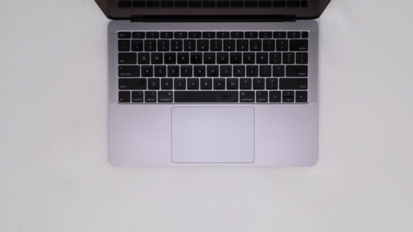 Apple Macbook Air 13" i5-8210Y 16GB 128GB - Bueno 3