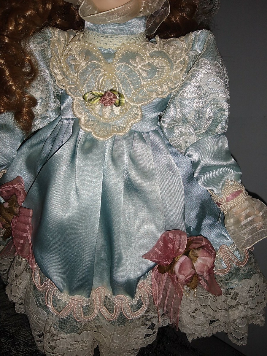 Rare Poupee ancienne en porcelaine de Collection 24cm. Robe velours et dentelles