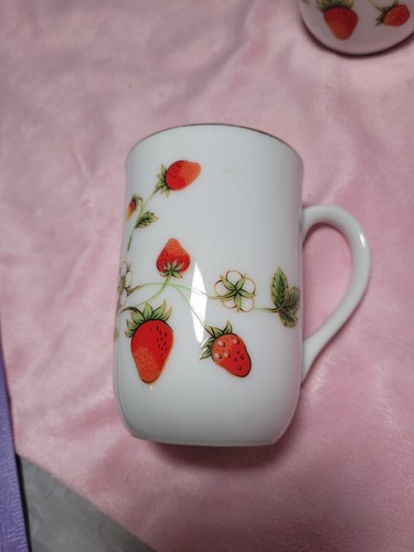 MCM Strawberries And Blooms 1970’s Otagiri Porcelain Set Of 4 Tea Or Coffee Mugs - Picture 2 of 8