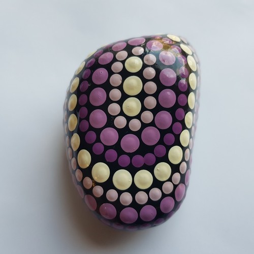 Pisapapeles Mandala Art Stone Guijarro puntos pintado violeta lila meditación - Imagen 8 de 14