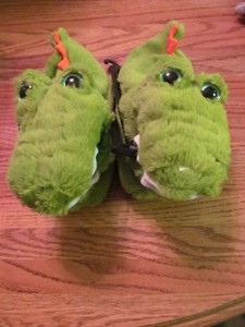 BOYS SIZE S//M 13//1 BOYS SLIPPERS BLACK GORILLA FEET PLUSH NEW #5373