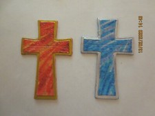 Wachsornament, Wachskunst, Kreuz, verschiedene Farben, Kerze selbst gestalten