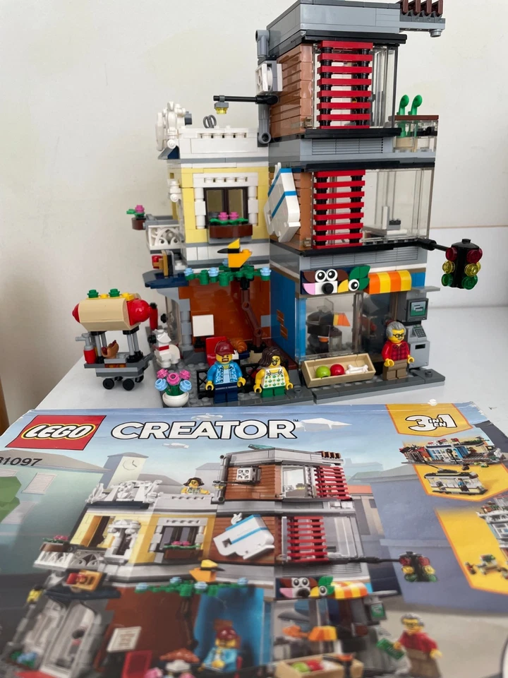 LEGO Creator 31097 Townhouse Pet Shop & Café, photo 1 of 4