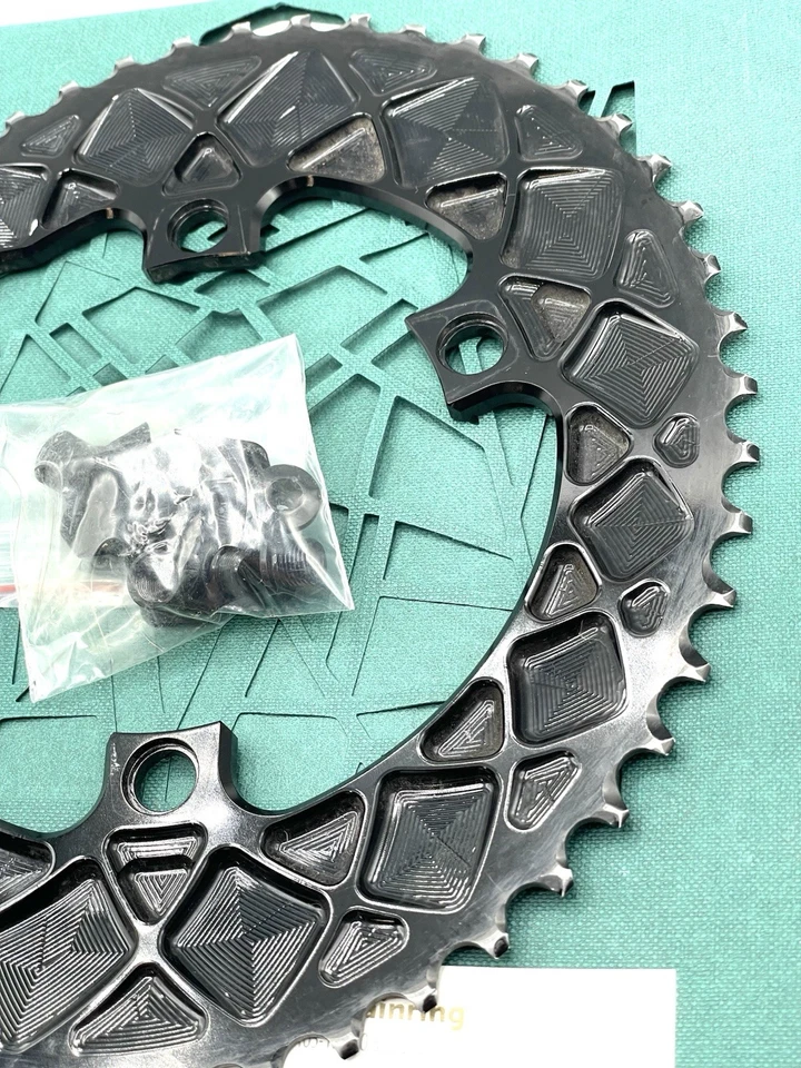 Anel de estrada oval Absolute Black Shimano Premium preto 50 dentes 4 parafusos 110bcd - Imagem 2 de 4