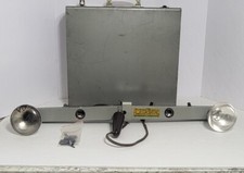 VINTAGE SMITH VICTOR L400 FOLDING PHOTO LIGHT BAR WITH A METAL CARRYING CASE