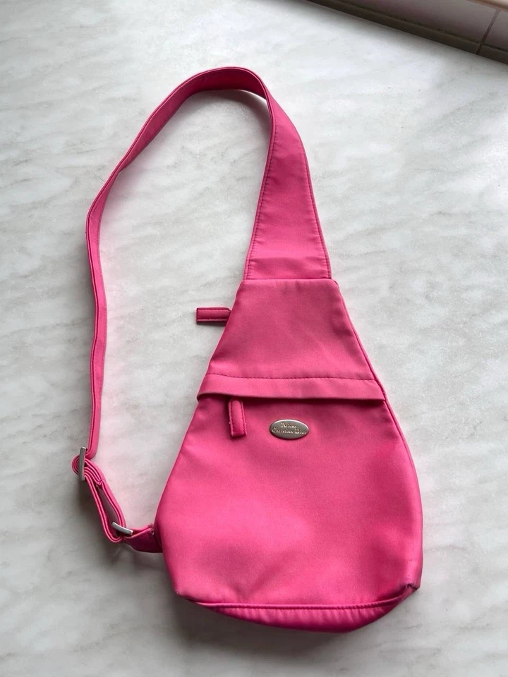 Bolso de hombro vintage Christian Dior Parfums Saddle Sling rosa brillante años 2000 Foto 3 de 4