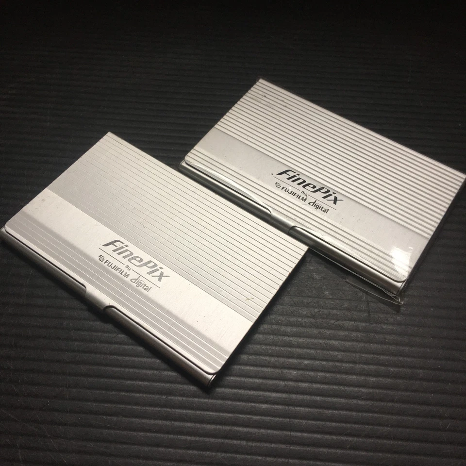 Estuche para tarjetas de identificación de aluminio plateado digital FinePix Fujifilm de colección de los años 90 3,70" Foto 2 de 4