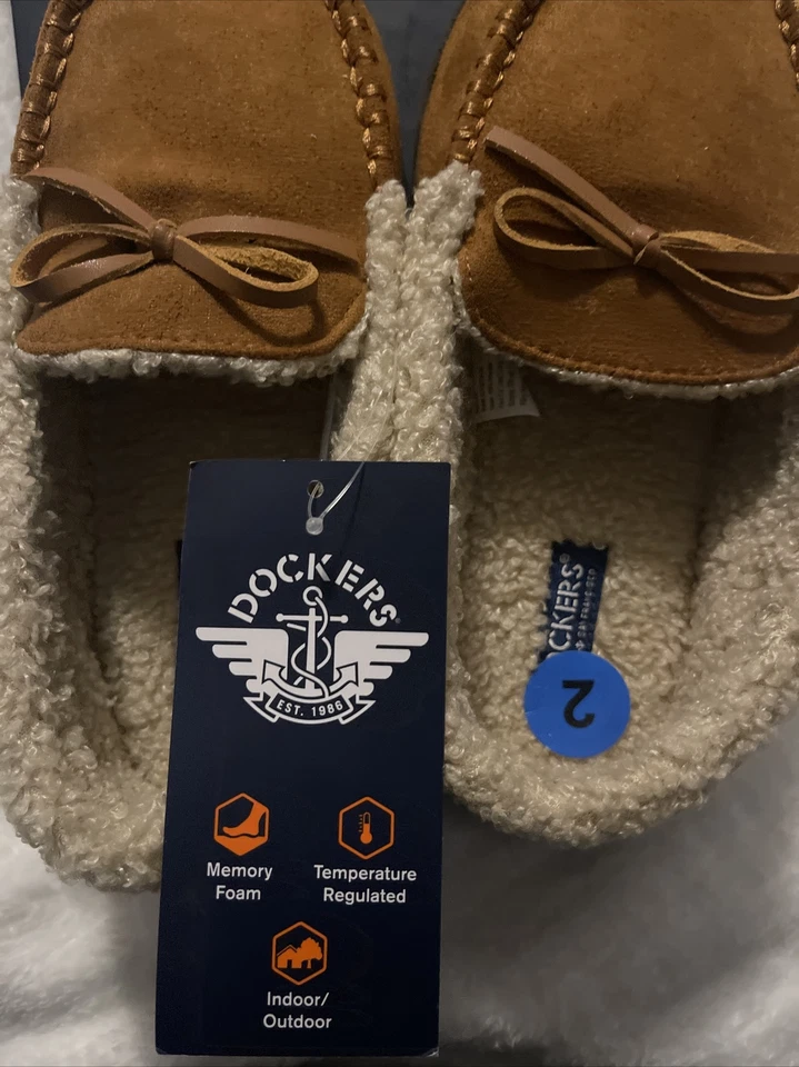 Dockers kids size 2  memory foam slippers  Foto 2 de 4