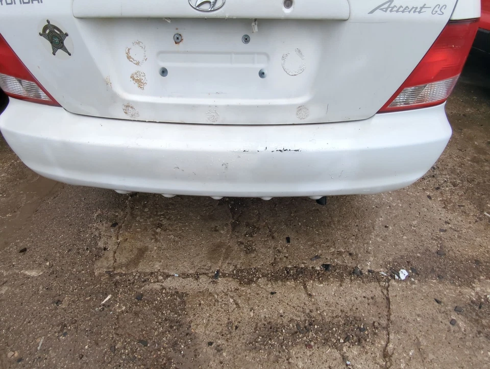 2000-2002 Hyundai Accent Rear Bumper Assembly Oem J78VT Foto 2 de 3