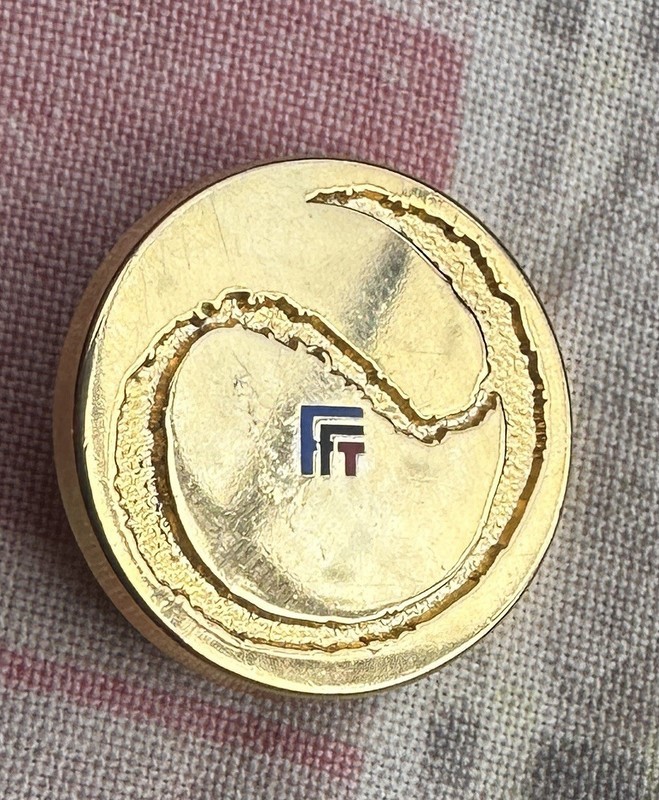 FFT FÉDÉRATION FRANÇAISE DE TENNIS: MÉDAILLE PIN'S BROCHE 1ÈRE BALLE