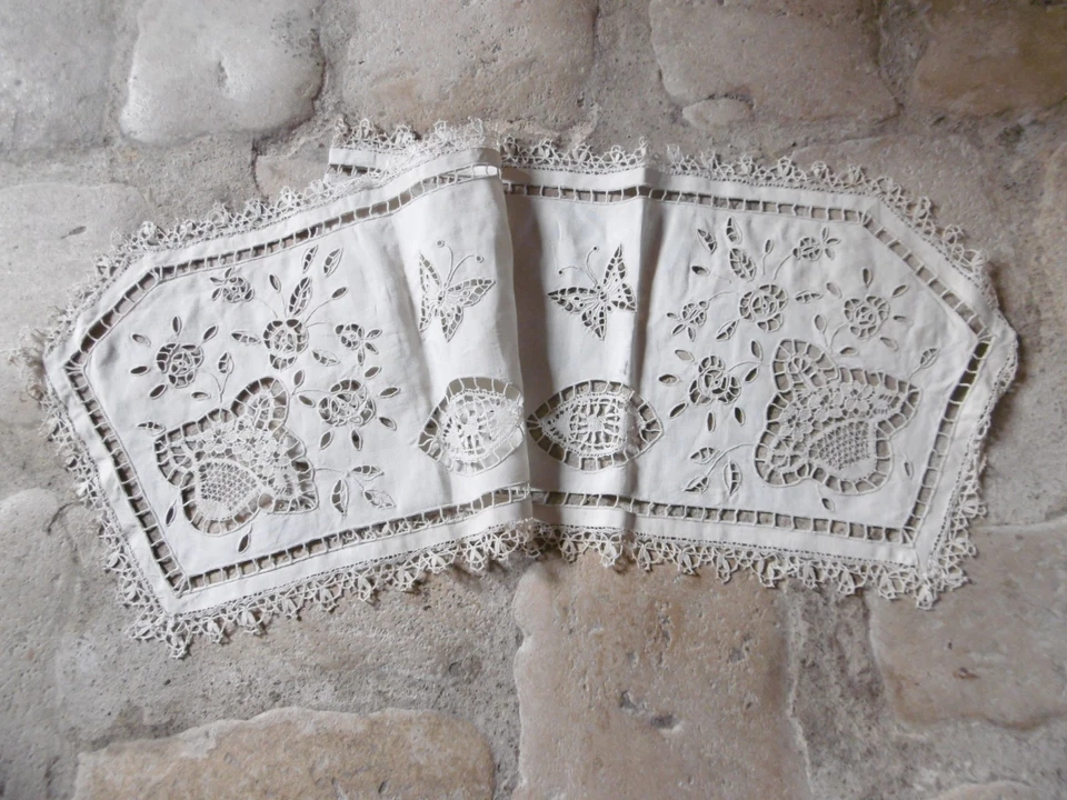 Grand napperon lin écru brodé garni de dentelle fin XIXéme - Photo 2/4