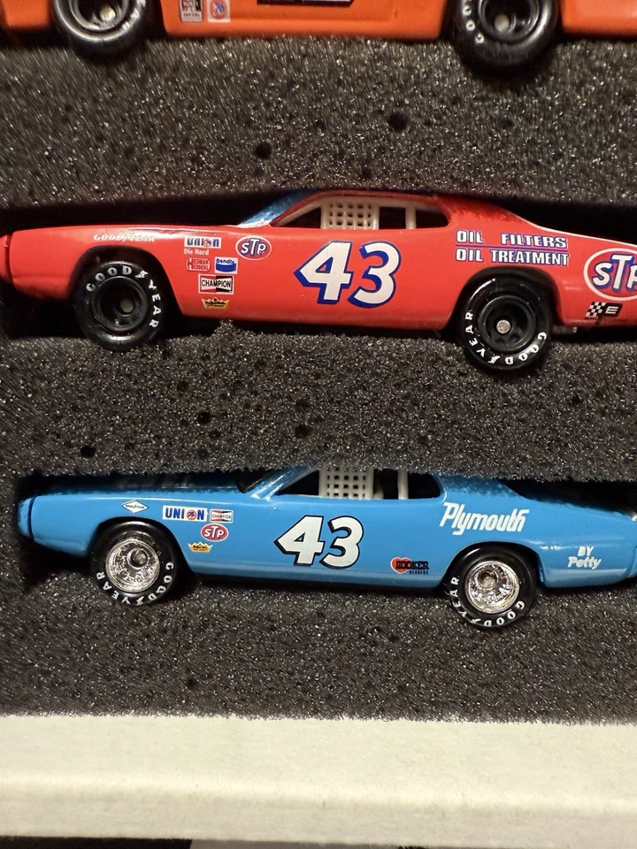 RARO* Juego de 5 autos de acción 30 años de campeones 1971-1975 NASCAR 1/64 Richard Petty Foto 3 de 4