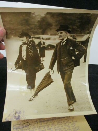 1938 Press Photo British Prime Minister Neville Chamberlain Unrolled Umbrella - 第 1/4 張圖片