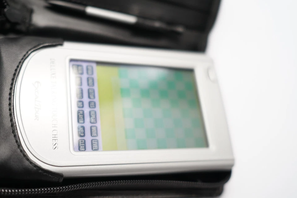 Juego de ajedrez Excalibur Deluxe Talking Touch modelo electrónico de viaje 404D + lápiz óptico Foto 3 de 4