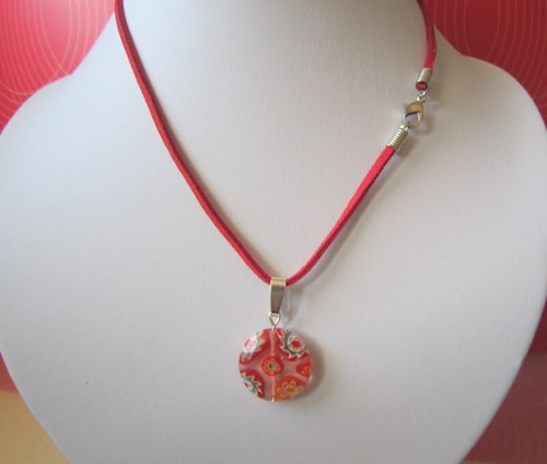 Cordón y colgante círculo cristal milflores rojo transpa collar suede rojo 50 cm - Imagen 2 de 3