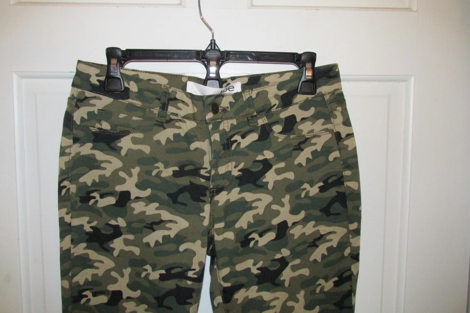 Pantalones informales Joe Fresh para mujer verde camuflaje tiro bajo ajustados frente plano talla 4 Foto 2 de 4