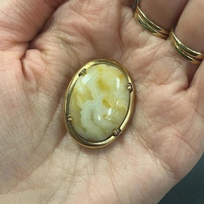 90er Vintage Brosche mit einzelnem beigen Rundstein Antikschmuck Anstecknadel