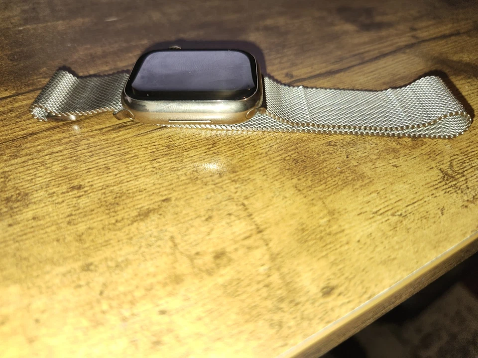 Apple Watch Series 9 41MM (GPS + LTE) Caja de acero inoxidable dorado y lazo milanés Foto 2 de 3