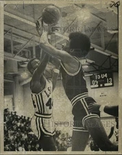 1971 Press Photo Basketball players Butch Webster of LSUNO & Vince Brogdon