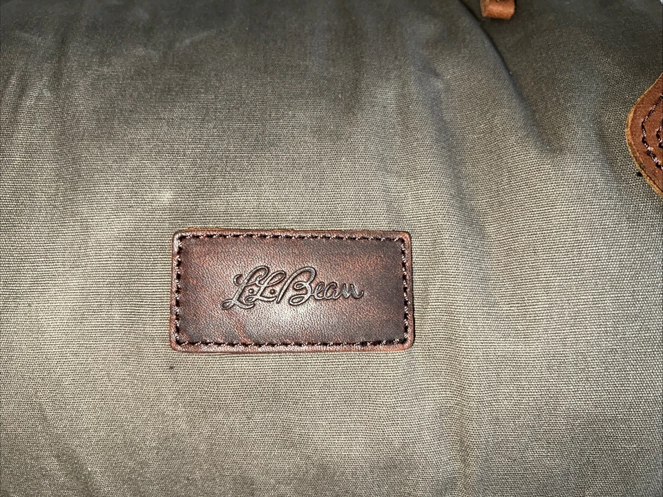 Bolsa de viagem de lona encerada L.L.Bean na cor verde oliva média - Imagem 2 de 4